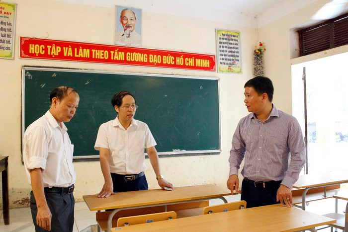 Nhà báo Nguyễn Tiến Bình - Tổng biên tập Báo điện tử Giáo dục Việt Nam (người ngoài cùng bên phải) trao tặng 200 bộ bàn ghế mới cho học sinh của Trường Trung học cơ sở Hà Thạch. Ảnh: Tùng Dương. Nhà báo Nguyễn Tiến Bình - Tổng biên tập Báo điện tử Giáo dục Việt Nam (người ngoài cùng bên phải) trao tặng 200 bộ bàn ghế mới cho học sinh của Trường Trung học cơ sở Hà Thạch. Ảnh: Tùng Dương.