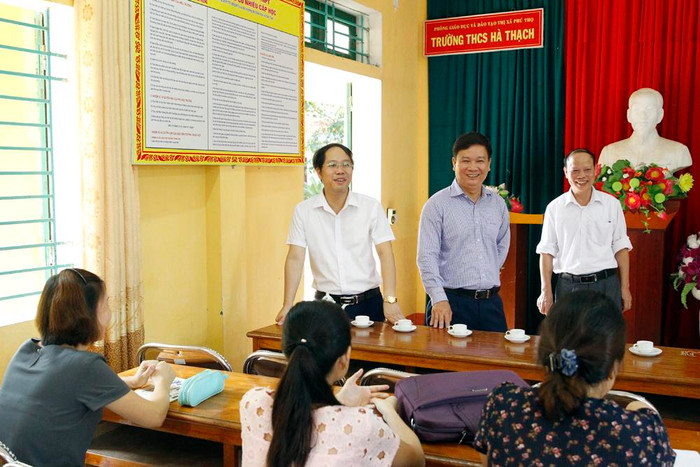 Nhà báo Nguyễn Tiến Bình - Tổng biên tập Báo điện tử Giáo dục Việt Nam đang hỏi thăm đời sống của các giáo viên Trường Trung học cơ sở Hà Thạch. Ảnh: Tùng Dương. Nhà báo Nguyễn Tiến Bình - Tổng biên tập Báo điện tử Giáo dục Việt Nam đang hỏi thăm đời sống của các giáo viên Trường Trung học cơ sở Hà Thạch. Ảnh: Tùng Dương.