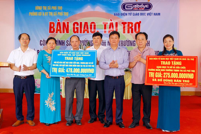 Nhà báo Nguyễn Tiến Bình - Tổng biên tập Báo điện tử Giáo dục Việt Nam (người đứng thứ 3 từ bên phải vào) trao tặng món quà gần 800 triệu đồng cho học sinh của 3 trường tại thị xã Phú Thọ, tỉnh Phú Thọ. Ảnh: Tùng Dương. Nhà báo Nguyễn Tiến Bình - Tổng biên tập Báo điện tử Giáo dục Việt Nam (người đứng thứ 3 từ bên phải vào) trao tặng món quà gần 800 triệu đồng cho học sinh của 3 trường tại thị xã Phú Thọ, tỉnh Phú Thọ. Ảnh: Tùng Dương.
