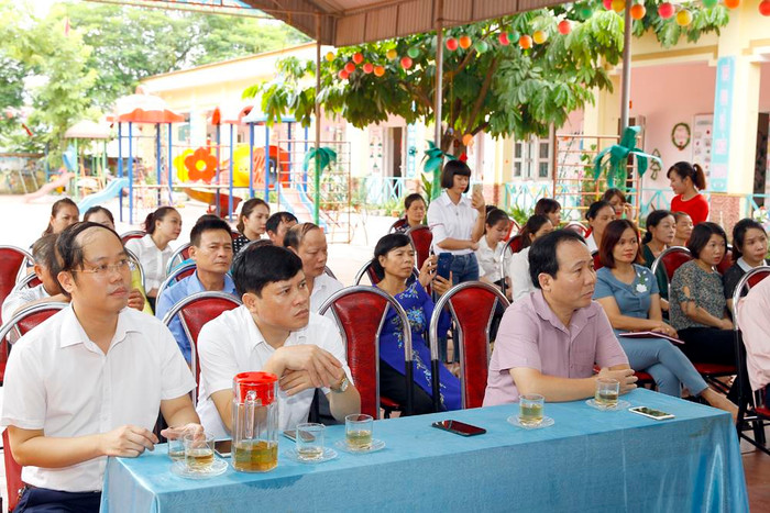 Lãnh đạo Ủy ban nhân dân Thị xã Phú Thọ, Phòng Giáo dục & đào tạo và tập thể giáo viên Trường Mầm non Trường Thịnh tại lễ trao quà tài trợ. Ảnh: Tùng Dương. Lãnh đạo Ủy ban nhân dân Thị xã Phú Thọ, Phòng Giáo dục & đào tạo và tập thể giáo viên Trường Mầm non Trường Thịnh tại lễ trao quà tài trợ. Ảnh: Tùng Dương.
