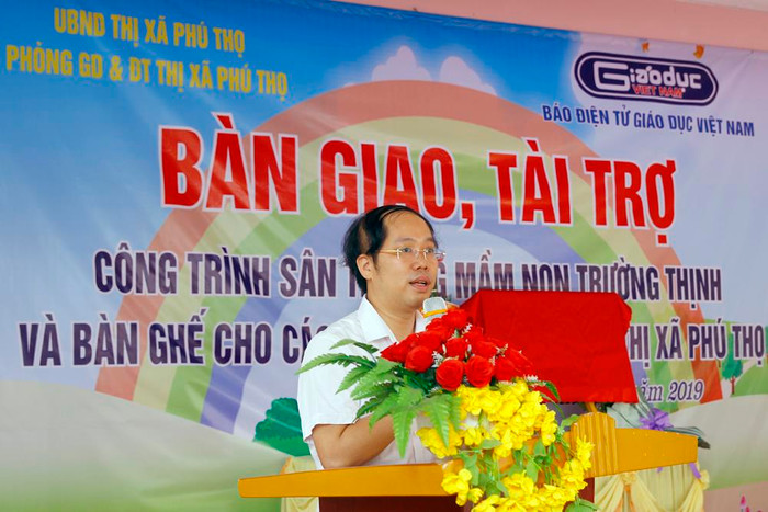 Ông Nguyễn Ánh Hoàng - Trưởng Phòng Giáo dục và Đào tạo Thị xã Phú Thọ nói lời cảm ơn đến Báo điện tử Giáo dục Việt Nam. Ảnh: Tùng Dương. Ông Nguyễn Ánh Hoàng - Trưởng Phòng Giáo dục và Đào tạo Thị xã Phú Thọ nói lời cảm ơn đến Báo điện tử Giáo dục Việt Nam. Ảnh: Tùng Dương.