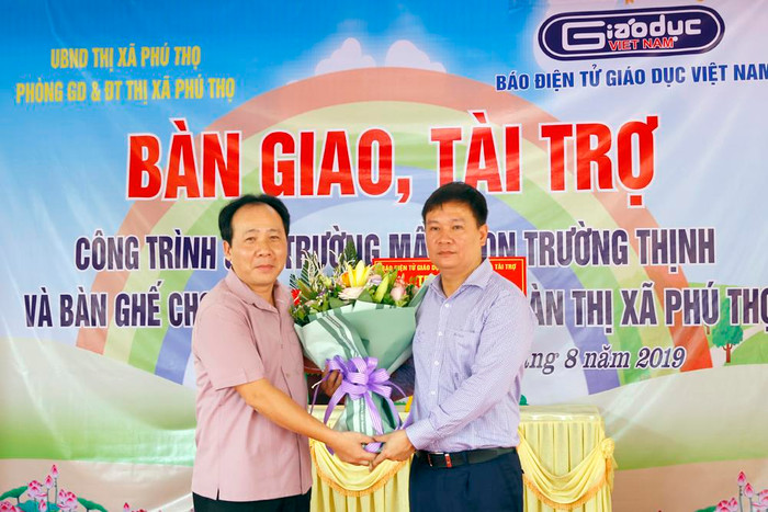 Ông Hà Tuấn Anh - Phó chủ tịch thị xã Phú Thọ (người bên trái) đang tặng hoa cho Nhà báo Nguyễn Tiến Bình. Ảnh: Tùng Dương. Ông Hà Tuấn Anh - Phó chủ tịch thị xã Phú Thọ (người bên trái) đang tặng hoa cho Nhà báo Nguyễn Tiến Bình. Ảnh: Tùng Dương.