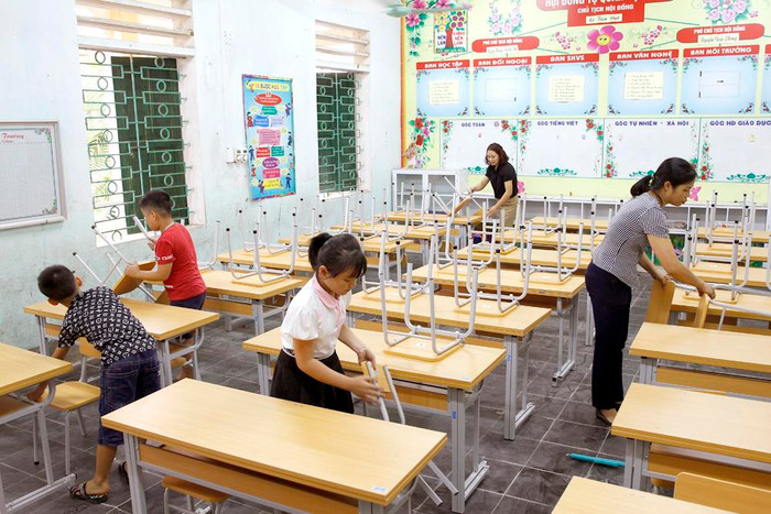 Các em học sinh Trường Tiểu học Lê Đồng đang sắp xếp lại những bộ bàn ghế mới. Ảnh: Tùng Dương. Các em học sinh Trường Tiểu học Lê Đồng đang sắp xếp lại những bộ bàn ghế mới. Ảnh: Tùng Dương.