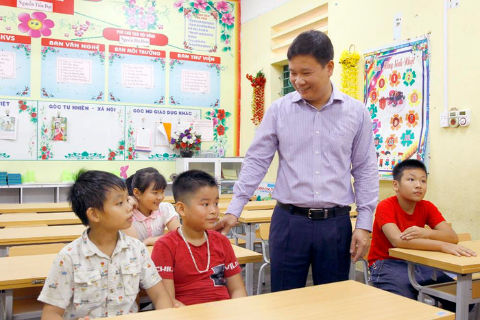 Nhà báo Nguyễn Tiến Bình - Tổng biên tập Báo điện tử Giáo dục Việt Nam đang hỏi thăm việc học tập của các em học sinh tại Trường Tiểu học Lê Đồng. Ảnh: Tùng Dương. Nhà báo Nguyễn Tiến Bình - Tổng biên tập Báo điện tử Giáo dục Việt Nam đang hỏi thăm việc học tập của các em học sinh tại Trường Tiểu học Lê Đồng. Ảnh: Tùng Dương.
