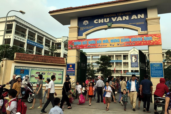 Nhiều phụ huynh lo lắng cho sức khỏe của con em mình sau vụ thịt gà bốc mùi và nước không đạt chuẩn. Ảnh: Tùng Dương. Nhiều phụ huynh lo lắng cho sức khỏe của con em mình sau vụ thịt gà bốc mùi và nước không đạt chuẩn. Ảnh: Tùng Dương.
