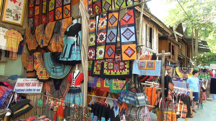 Đồ thổ cẩm của người Thái trắng tại bản Lác Mai Châu. Ảnh: Tùng Dương.