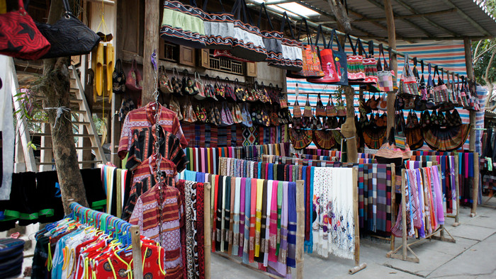 Đồ lưu niệm được bày bán tại bản Lác. Ảnh: Tùng Dương.