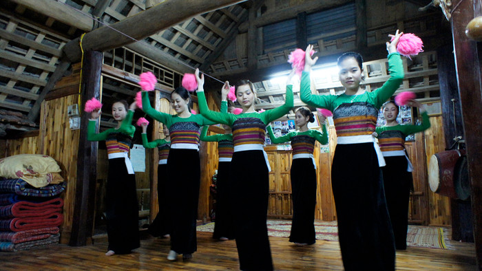 Những cô gái Thái trắng với điệu múa chào mừng du khách. Ảnh: Tùng Dương.