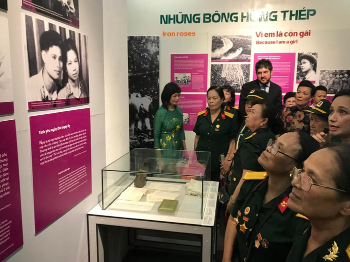 Triển lãm như một thước phim tua lại đến đúng khoảng rừng, con suối, trên những chiếc xe, những hố bom...Ảnh: Tùng Dương.