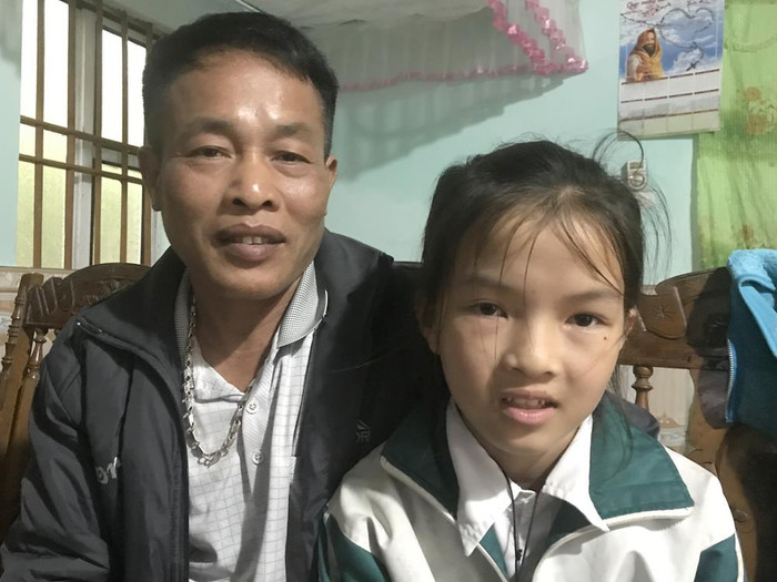 Anh Sỹ và con gái Hồng Hạnh học lớp 4 Trường tiểu học Nhã Lộng. Ảnh: Tùng Dương. Anh Sỹ và con gái Hồng Hạnh học lớp 4 Trường tiểu học Nhã Lộng. Ảnh: Tùng Dương.