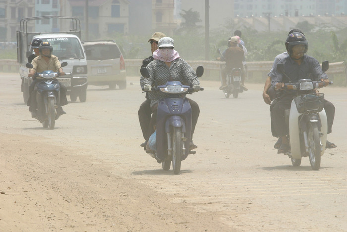 Người dân bức xúc có lý khi họ đóng Quỹ bảo trì đường bộ, nhưng lại đang phải đi trên rất nhiều con đường có chất lượng quá thấp, xuống cấp, ùn tắc và tai nạn xảy ra hàng ngày. Ảnh: Tùng Dương. Người dân bức xúc có lý khi họ đóng Quỹ bảo trì đường bộ, nhưng lại đang phải đi trên rất nhiều con đường có chất lượng quá thấp, xuống cấp, ùn tắc và tai nạn xảy ra hàng ngày. Ảnh: Tùng Dương.