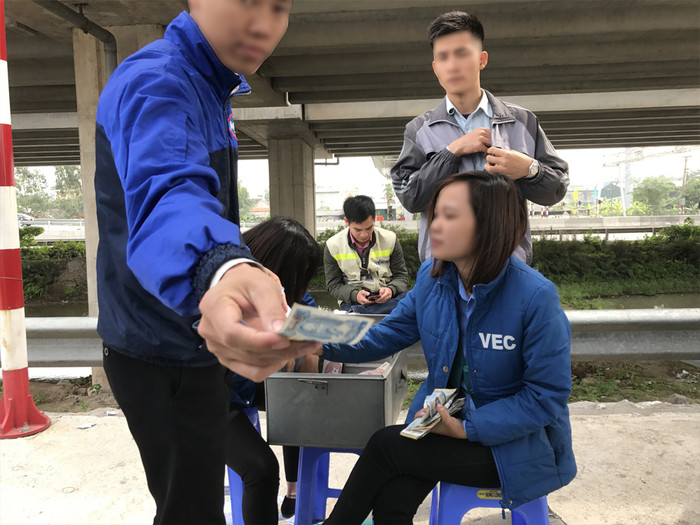 Nhiều trạm BOT thu phí thủ công vào những dịp lễ, tết. Ảnh: Tùng Dương. Nhiều trạm BOT thu phí thủ công vào những dịp lễ, tết. Ảnh: Tùng Dương.