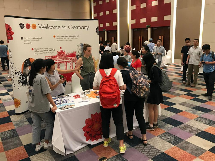 Các em học sinh Việt Nam tìm hiểu du học và học nghề tại Đức. Ảnh: Tùng Dương.