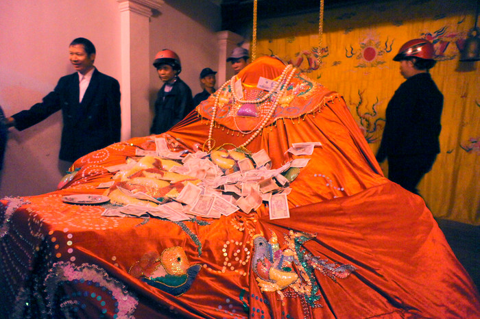 Tượng Mỵ Châu ở Đền Cổ Loa cũng bị rải đầy tiền lẻ: Ảnh: Tùng Dương. Tượng Mỵ Châu ở Đền Cổ Loa cũng bị rải đầy tiền lẻ: Ảnh: Tùng Dương.