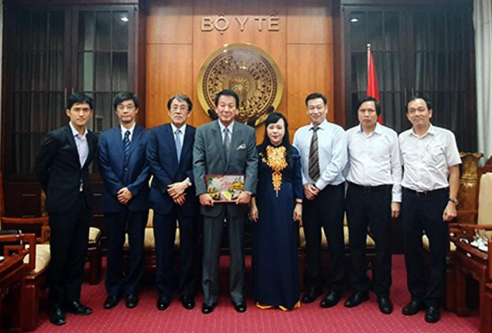 Phó giáo sư, Tiến sĩ Nguyễn Thị Kim Tiến - Bộ trưởng Bộ Y tế tiếp ngài Sugi Ryotaro, Đại sứ Đặc biệt Nhật Bản - ASEAN, Đại sứ Đặc biệt Nhật Việt - Việt Nhật. Ảnh: YT.