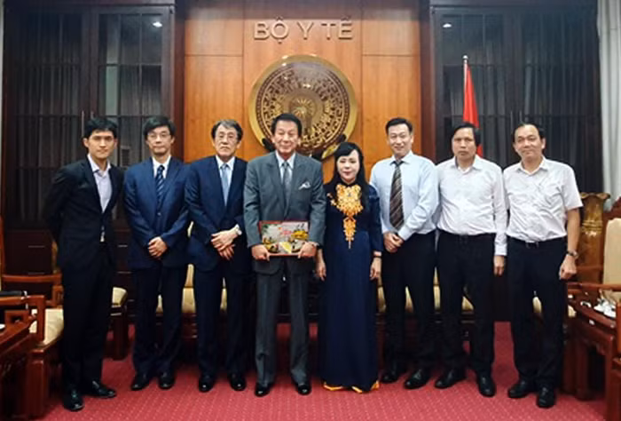 Phó giáo sư, Tiến sĩ Nguyễn Thị Kim Tiến - Bộ trưởng Bộ Y tế tiếp ngài Sugi Ryotaro, Đại sứ Đặc biệt Nhật Bản - ASEAN, Đại sứ Đặc biệt Nhật Việt - Việt Nhật. Ảnh: YT.