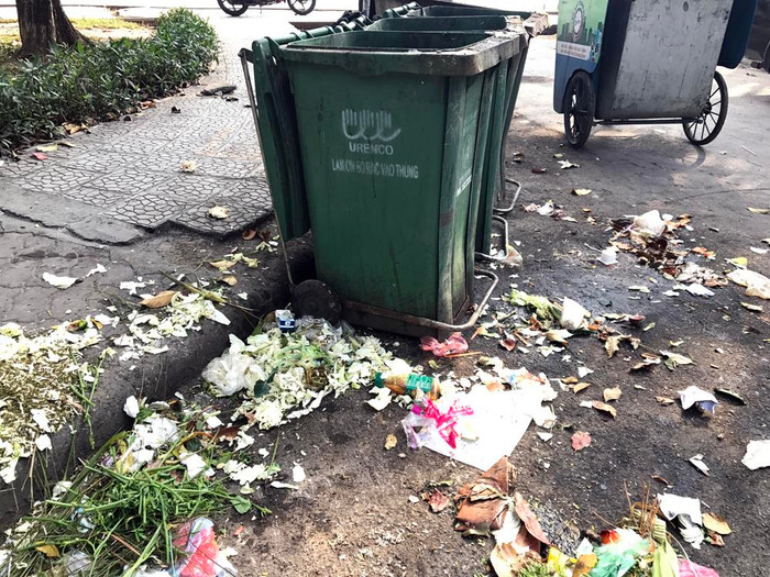 Rác vương vãi xung quan điểm ô tô gom rác nhưng không được thu dọn. Ảnh: TD.