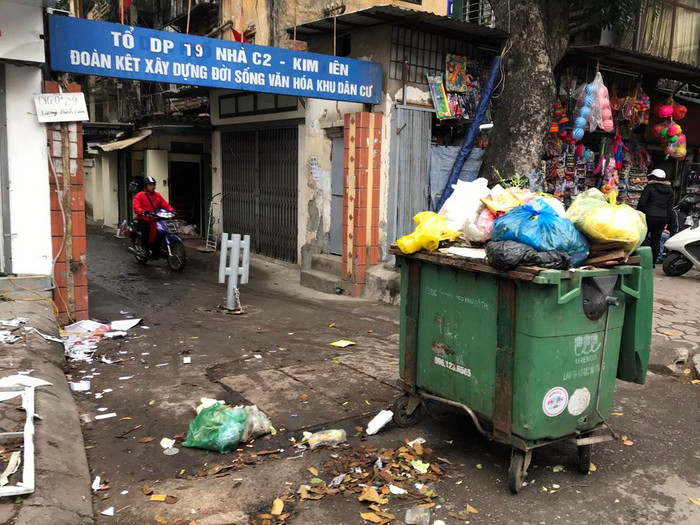 Thùng rác để chắn ngay giữa lối vào khu tập thể trên phố Lương Định Của - Hà Nội. Ảnh: TD.