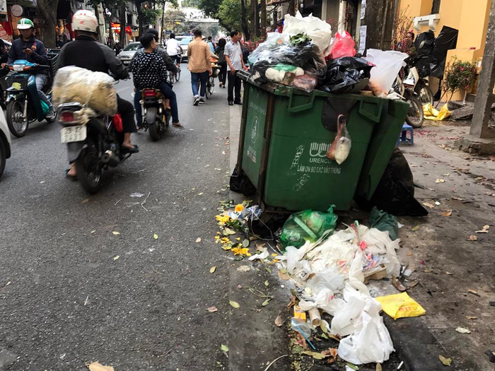 Thùng rác trên phố Hàng Cót - Hà Nội. Ảnh: TD.