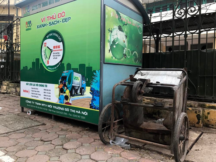 Nhiều xe rác cũ nát được để lâu ngày trên hề phố. Chiếc xe này đã để gần 1 năm trên phố Dã Tượng. Ảnh: TD.