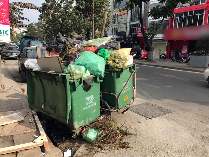 Thùng rác để thàng hàng hai ngay dưới lòng đường giao thông. Ảnh: TD.