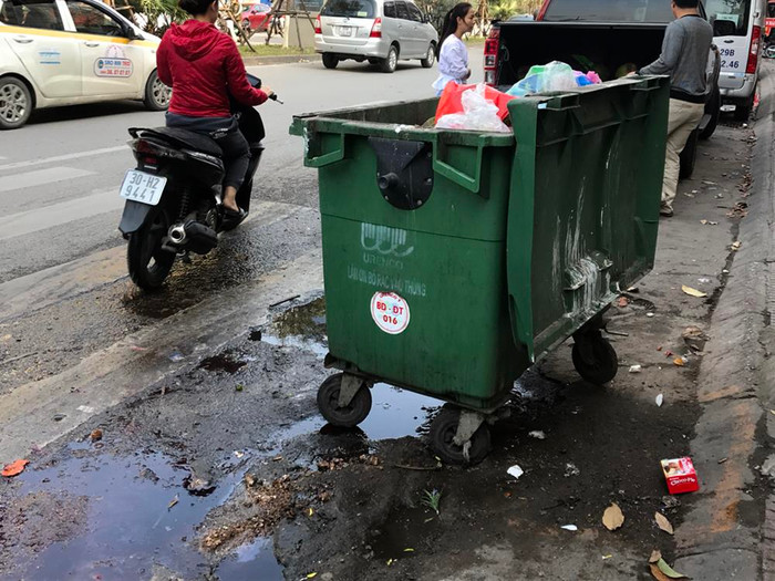 Nhiều thùng rác chảy nước hôi thối. Ảnh: TD.
