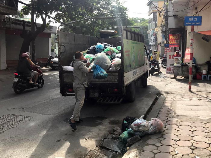 Nhiều đoạn phố dài không hề có thùng rác khiến cho người dân vứt rác ngay xuống lòng đường. Ảnh: TD.