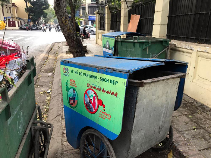 Xe gom rác của Urenco vứt ngổn ngang trên hè phố gây cản trở giao thông. Ảnh: TD.