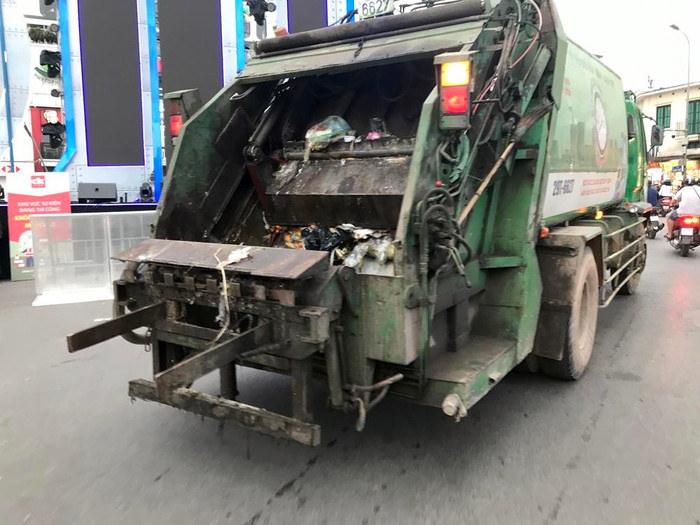 Tình trạng xe ô tô gom rác không có che chắn đã làm rác rơi xuống đường và bốc mùi hôi thối. Ảnh: TD.