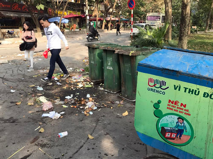 Rác trong thùng được mang đi nhưng còn vương vãi rất nhiều ra xung quanh nhưng không hề được quét rọn. Ảnh: TD.