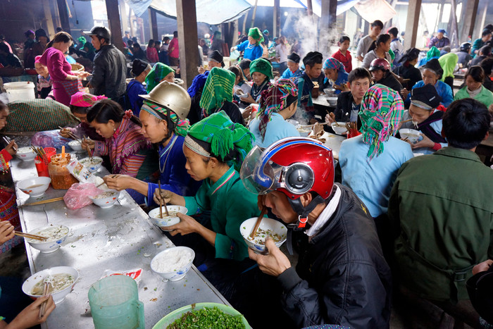 Phiên chợ cũng là nơi đồng bào dân tộc thưởng thức những món như bún, phở, thắng cố. Ảnh: Tùng Dương.