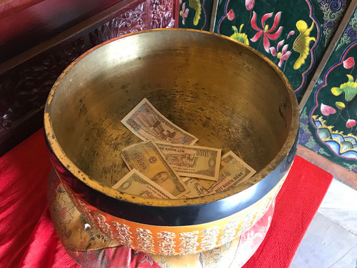 Có rất nhiều chiếc thố bằng đồng được đặt khắp nơi trong chùa Bái Đính mới. Ảnh: Tùng Dương. Có rất nhiều chiếc thố bằng đồng được đặt khắp nơi trong chùa Bái Đính mới. Ảnh: Tùng Dương.