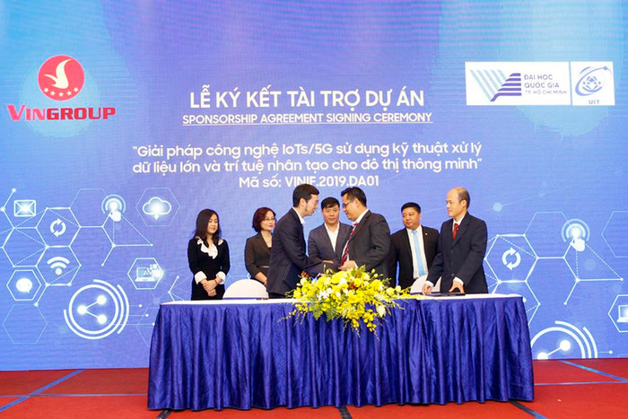 Lễ ký kết tài trợ giữa Tập đoàn Vingroup với đại diện dự án Trường Đại học Công nghệ Thông tin - Đại học Quốc gia Thành phố Hồ Chí Minh. Ảnh: Tùng Dương. Lễ ký kết tài trợ giữa Tập đoàn Vingroup với đại diện dự án Trường Đại học Công nghệ Thông tin - Đại học Quốc gia Thành phố Hồ Chí Minh. Ảnh: Tùng Dương.