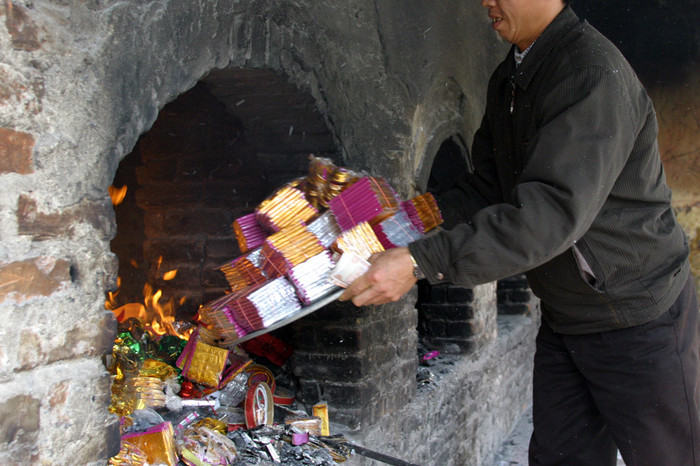 Người đi lễ tại chùa thường hóa vàng mã sai với tín ngưỡng văn hóa. Ảnh: Tùng Dương. Người đi lễ tại chùa thường hóa vàng mã sai với tín ngưỡng văn hóa. Ảnh: Tùng Dương.