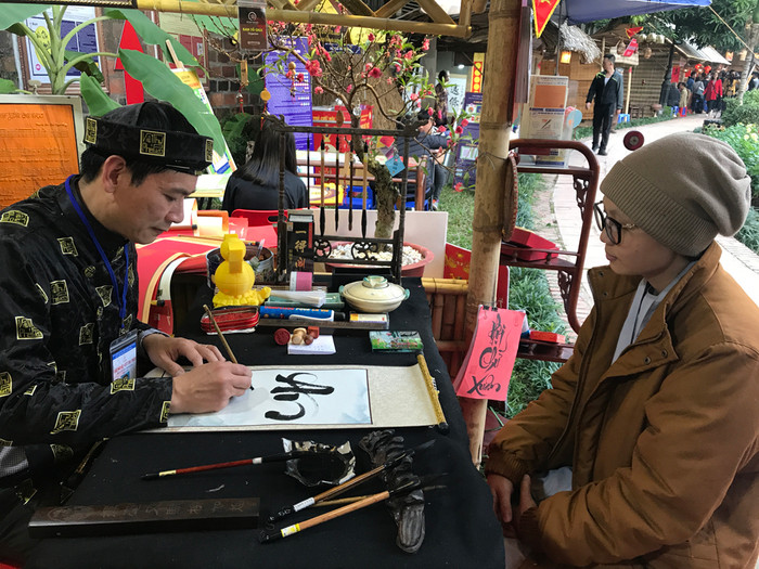 Rất nhiều người tìm đến lễ hội để xin chữ cầu mong may mắn. Ảnh: Tùng Dương.