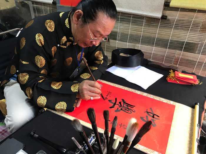 Người xin chữ tùy hảo tâm mà trả thù lao cho các ông Đồ. Ảnh: Tùng Dương.