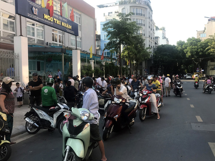 Cổng Trường tiểu học Ngô Thì Nhậm, quận Hai Bà Trưng, Hà Nội vào giờ phụ huynh đón học sinh. Ảnh: Tùng Dương.