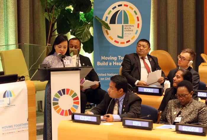 Bộ trưởng Bộ Y tế Nguyễn Thị Kim Tiến phát biểu tại phiên họp toàn thể cuộc họp Đại hội đồng Liên hợp quốc về bao phủ chăm sóc sức khoẻ toàn dân (UHC) tại New York - Mỹ Bộ trưởng Bộ Y tế Nguyễn Thị Kim Tiến phát biểu tại phiên họp toàn thể cuộc họp Đại hội đồng Liên hợp quốc về bao phủ chăm sóc sức khoẻ toàn dân (UHC) tại New York - Mỹ