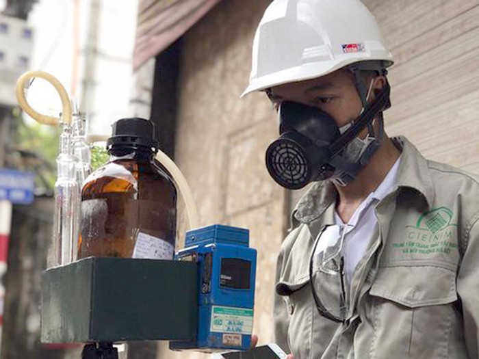Trung tâm Quan trắc tài nguyên và môi trường lấy mẫu kiểm tra trong ngày 30/8. Ảnh: Huy Thanh. Trung tâm Quan trắc tài nguyên và môi trường lấy mẫu kiểm tra trong ngày 30/8. Ảnh: Huy Thanh.