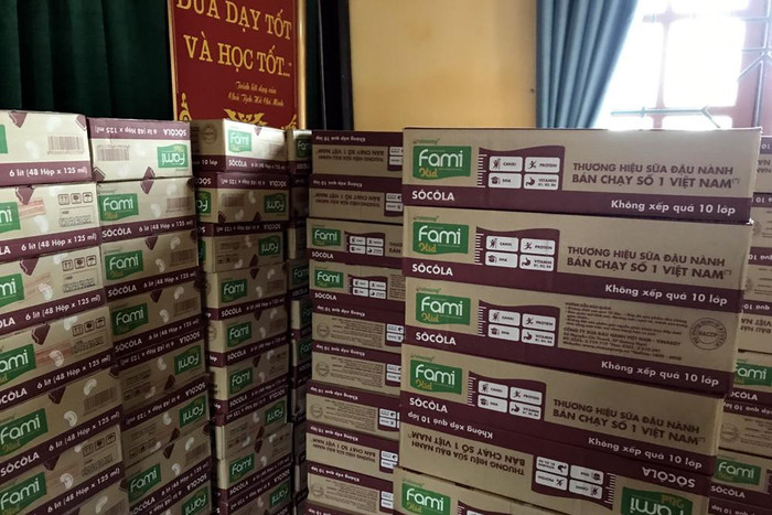 Những thùng sữa Fami Kid bị niêm phong tại Trường Tiểu học Nhã Lộng, sau khi xảy ra sự việc các em phải đi cấp cứu. Ảnh: Tùng Dương.