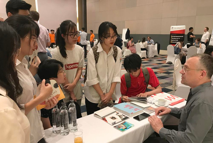 Các phụ huynh, học sinh và sinh viên Việt Nam đã được đại diện của 19 Trường Đại học tại Đức giải đáp cặn kẽ những thắc mắc và trả lời mọi vấn đề liên quan đến Giáo duc. Ảnh: Tùng Dương. Các phụ huynh, học sinh và sinh viên Việt Nam đã được đại diện của 19 Trường Đại học tại Đức giải đáp cặn kẽ những thắc mắc và trả lời mọi vấn đề liên quan đến Giáo duc. Ảnh: Tùng Dương.