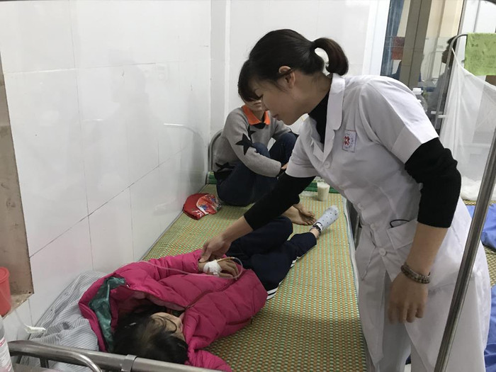 Các cháu học sinh Trường Tiểu học Nhã Lộng bị ngộ độc đều có các triệu chứng, nôn, đau bụng, đau đầu... Ảnh: Tùng Dương. Các cháu học sinh Trường Tiểu học Nhã Lộng bị ngộ độc đều có các triệu chứng, nôn, đau bụng, đau đầu... Ảnh: Tùng Dương.