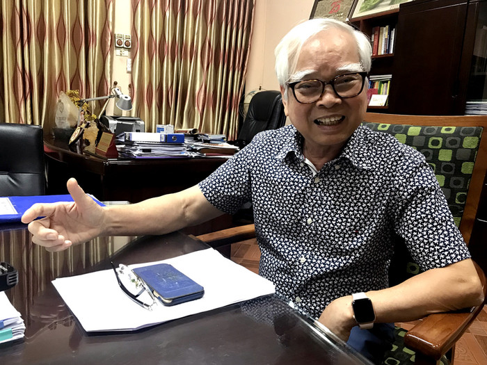 Tiến sĩ Nguyễn Văn Hòa: Điều quan trọng nhất với sinh viên vừa tốt nghiệp Sư phạm là phải được qua thời gian đào tạo lại trong môi trường thực tế vì hiện nay trường Sư phạm chưa đào tạo đúng cách. Ảnh: Tùng Dương. Tiến sĩ Nguyễn Văn Hòa: Điều quan trọng nhất với sinh viên vừa tốt nghiệp Sư phạm là phải được qua thời gian đào tạo lại trong môi trường thực tế vì hiện nay trường Sư phạm chưa đào tạo đúng cách. Ảnh: Tùng Dương.