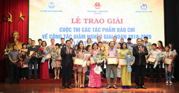 Phó Thủ tướng Vương Đình Huệ và đồng chí Trần Thanh Mẫn - Chủ tịch Ủy ban Trung ương Mặt trận tổ quốc Việt Nam chụp ảnh lưu niệm với các phóng viên đạt giải tại cuộc thi. Ảnh: Tùng Dương. Phó Thủ tướng Vương Đình Huệ và đồng chí Trần Thanh Mẫn - Chủ tịch Ủy ban Trung ương Mặt trận tổ quốc Việt Nam chụp ảnh lưu niệm với các phóng viên đạt giải tại cuộc thi. Ảnh: Tùng Dương.