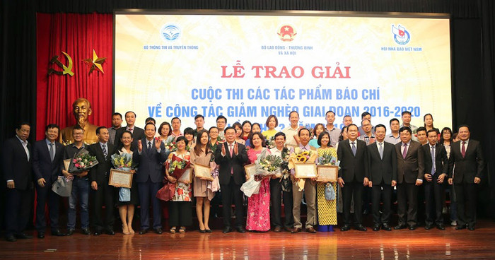 Phó Thủ tướng Vương Đình Huệ, Trưởng Ban Chỉ đạo các Chương trình mục tiêu quốc gia cùng các đồng chí lãnh đạo một số ban ngành Trung ương chụp ảnh lưu niệm với các phóng viên đạt giải tại cuộc thi. Ảnh: Tùng Dương. Phó Thủ tướng Vương Đình Huệ, Trưởng Ban Chỉ đạo các Chương trình mục tiêu quốc gia cùng các đồng chí lãnh đạo một số ban ngành Trung ương chụp ảnh lưu niệm với các phóng viên đạt giải tại cuộc thi. Ảnh: Tùng Dương.