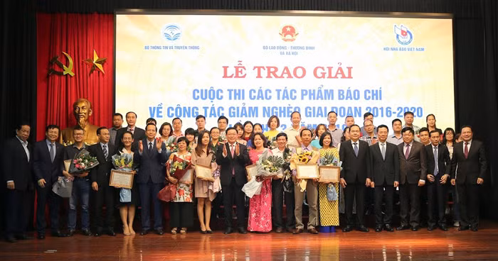 Phó Thủ tướng Vương Đình Huệ, Trưởng Ban Chỉ đạo các Chương trình mục tiêu quốc gia cùng các đồng chí lãnh đạo một số ban ngành Trung ương chụp ảnh lưu niệm với các phóng viên đạt giải tại cuộc thi. Ảnh: Tùng Dương.