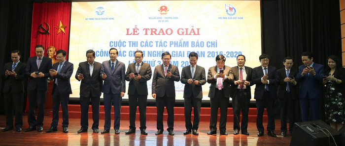 Tại buổi lễ, Phó Thủ tướng Vương Đình Huệ, Trưởng Ban Chỉ đạo các Chương trình mục tiêu quốc gia cùng các đồng chí lãnh đạo một số ban ngành Trung ương, phát động đợt nhắn tin "Cả nước chung tay vì người nghèo" qua Cổng thông tin điện tử nhân đạo quốc gia 1400 để hưởng ứng "Ngày Quốc tế chống đói nghèo" và cũng là "Ngày Vì người nghèo ở Việt Nam" 17/10. Ảnh: Tùng Dương. Tại buổi lễ, Phó Thủ tướng Vương Đình Huệ, Trưởng Ban Chỉ đạo các Chương trình mục tiêu quốc gia cùng các đồng chí lãnh đạo một số ban ngành Trung ương, phát động đợt nhắn tin "Cả nước chung tay vì người nghèo" qua Cổng thông tin điện tử nhân đạo quốc gia 1400 để hưởng ứng "Ngày Quốc tế chống đói nghèo" và cũng là "Ngày Vì người nghèo ở Việt Nam" 17/10. Ảnh: Tùng Dương.