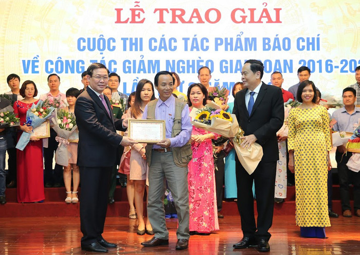 Phó Thủ tướng Vương Đình Huệ và đồng chí Trần Thanh Mẫn - Chủ tịch Ủy ban Trung ương Mặt trận tổ quốc Việt Nam trao bằng khen cho tác phẩm đạt giải A . Ảnh: Tùng Dương Phó Thủ tướng Vương Đình Huệ và đồng chí Trần Thanh Mẫn - Chủ tịch Ủy ban Trung ương Mặt trận tổ quốc Việt Nam trao bằng khen cho tác phẩm đạt giải A . Ảnh: Tùng Dương