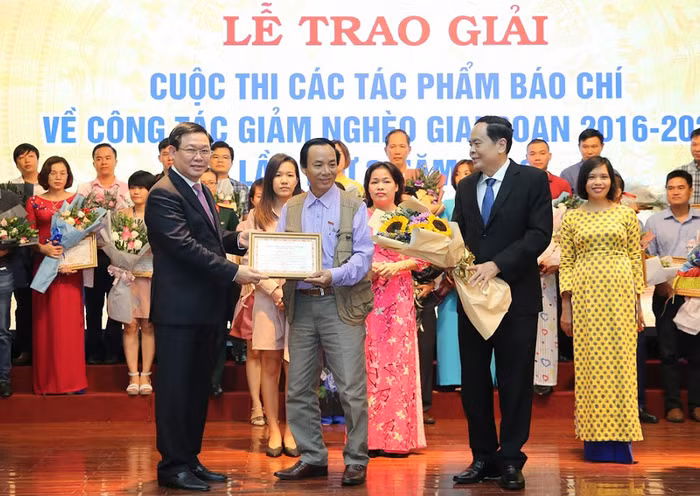Phó Thủ tướng Vương Đình Huệ và đồng chí Trần Thanh Mẫn - Chủ tịch Ủy ban Trung ương Mặt trận tổ quốc Việt Nam trao bằng khen cho tác phẩm đạt giải A . Ảnh: Tùng Dương