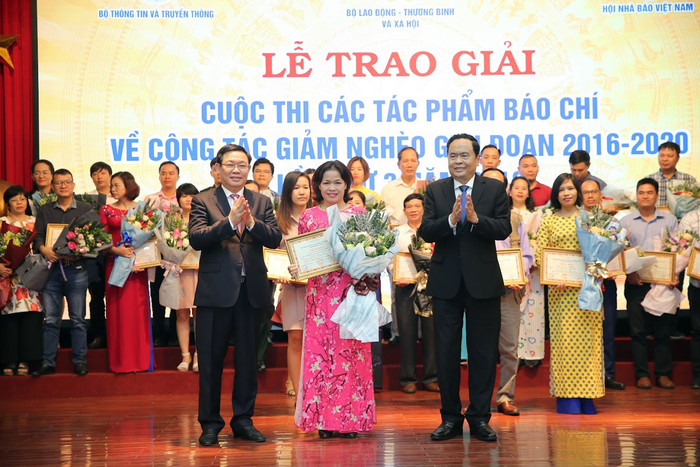 Phó Thủ tướng Vương Đình Huệ và đồng chí Trần Thanh Mẫn - Chủ tịch Ủy ban Trung ương Mặt trận tổ quốc Việt Nam trao bằng khen cho 1 giải tập thể dành cho báo Nhân dân có nhiều tác phẩm dự thi và có nhiều tác phẩm đạt giải. Ảnh: Tùng Dương. Phó Thủ tướng Vương Đình Huệ và đồng chí Trần Thanh Mẫn - Chủ tịch Ủy ban Trung ương Mặt trận tổ quốc Việt Nam trao bằng khen cho 1 giải tập thể dành cho báo Nhân dân có nhiều tác phẩm dự thi và có nhiều tác phẩm đạt giải. Ảnh: Tùng Dương.
